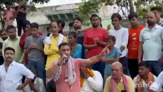 राधा कुंड में बंगाली महंत के खिलाफ फूटा लोगों का गुस्सा पंचायत ने पुतला दहन कर जताया विरोध