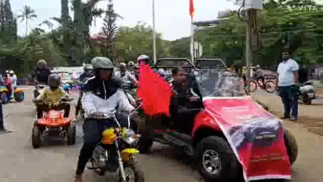 कोल्हापूर मध्ये रस्त्यावर पडले ल्या खड्ड्याचे लक्ष वेधण्या साठी बाईक रायडरांचा डर्ट ट्रॅक प्रशासनाचे लक्ष वेधण्यासाठी अनोखं आंदोलन