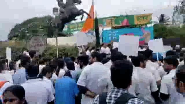 कोलकत्ता येथे झालेल्या डॉ प्रशिक्षित विद्यार्थीनी वर बलात्कार व‌ हत्या विरोधात कोल्हापूर मध्ये मोर्चा काढण्यात आला.निषेध