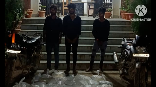 पुलिस ने 355 लीटर महुआ शराब के साथ दो बाइक के साथ तीन धंधेबाज को किया गिरफ्तार