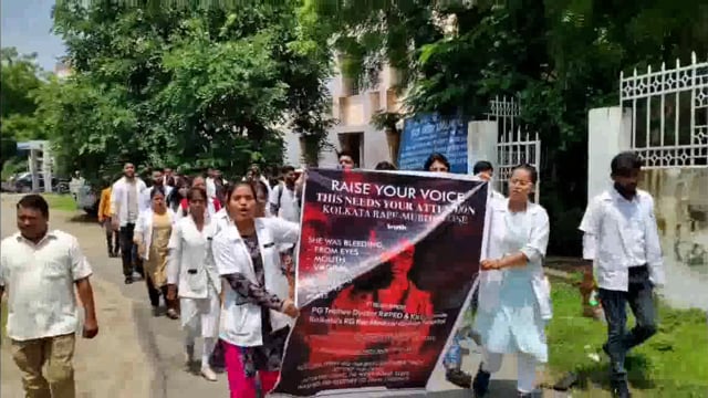 मगध विश्वविद्यालय में छात्रों ने निकाला प्रतिशोध मार्च