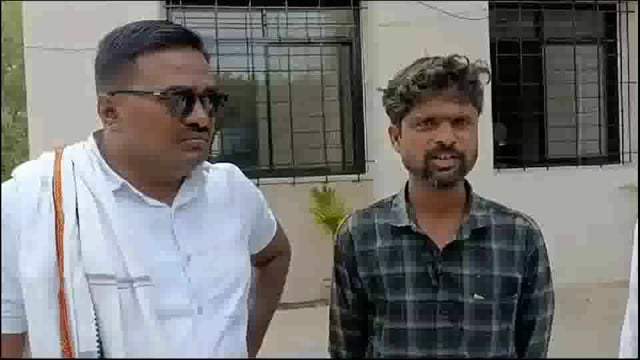 त्या मारहाण करणाऱ्या पोलीस कर्मचाऱ्यावर कारवाई करण्याची मागणी