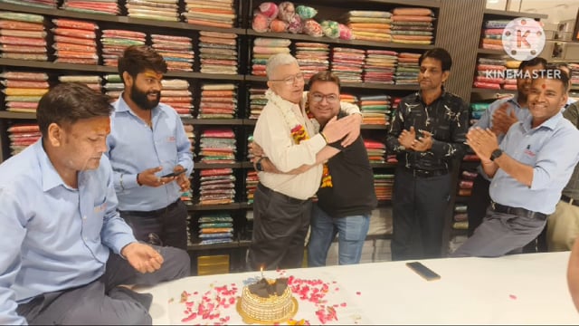 थाना कमला नगर क्षेत्र बल्केश्वर कपड़ा मंदिर शोरूम  मालिक का मनाया गया जन्मदिन