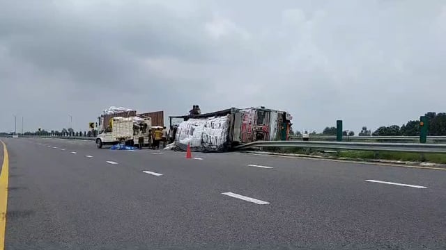 पूर्वांचल एक्सप्रेसवे पर हुआ भीषण सड़क हादसा करनाल लुधियाना से जा रही थी आजमगढ़ के लिए ट्रक में मुर्गी का दाना था लोड
