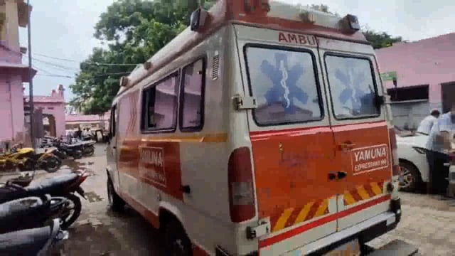 जिला अस्पताल पर बड़ी लापरवाही आई सामने मरीज को स्ट्रेचर के बजाय पीठ पर लाद कर पहुंचाया इमरजेंसी वीडियो वायरल