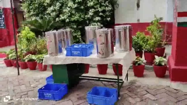 शाहजहांपुर जेल में बंद कैदियों की बहनों ने अपने भाइयों की कलाई पर राखी बांधी जेल अधीक्षक मिजाजी लाल की निगरानी में मनाया