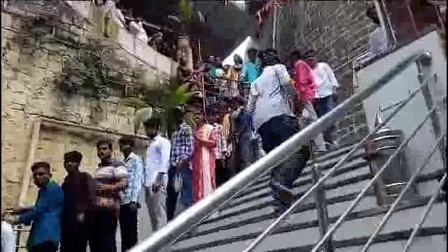 श्रावण सोमवार निमित्ताने किल्ल्यात उदागीर बाबाच्या दर्शनासाठी भाविकांच्या रांगा