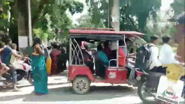 सिरदला प्रखंड के जरा बाबा पहाड़ी पर पूजा अर्चना के लिए श्रद्धालुओं की लगी भीड़ 