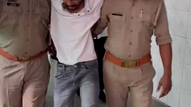 राजेसुल्तानपुर थाना क्षेत्र में पुलिस मुठभेड़ में दो आरोपी गिरफ्तार
छात्रा को आत्महत्या के लिए प्रेरित करने और गंभीर धाराओं में दर्ज मुकदमे में पुलिस ने किया करवाई
थानाध्यक्ष विजय प्रताप तिवारी ने किया मुठभेड़ की पुष्टि।
✍️