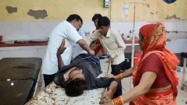 औरंगाबाद बैराज पेट्रोल पंप के समीप स्कूटी सवार ने  रोड पार करते वक्त युवक को मारी टक्कर हुआ गंभीर रूप से घायल