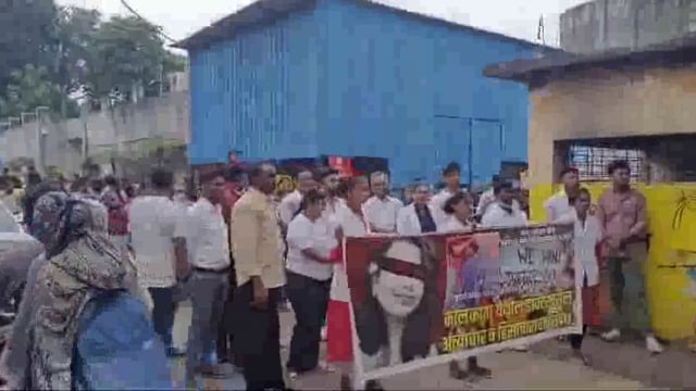 कोलकाता येथील डॉक्टरवरील हिंसाचाराच्या निषेधार्थ अहेरीत कँडल मार्च; डॉक्टर तरुणीला श्रद्धांजली वाहण्यात आली