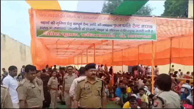 मथुरा में बंदी भाइयों के लिए राखी लेकर जेल पहुंची बहनों ने भाइयों की कलाई पर बांधी राखी भावुक हुए भाई।