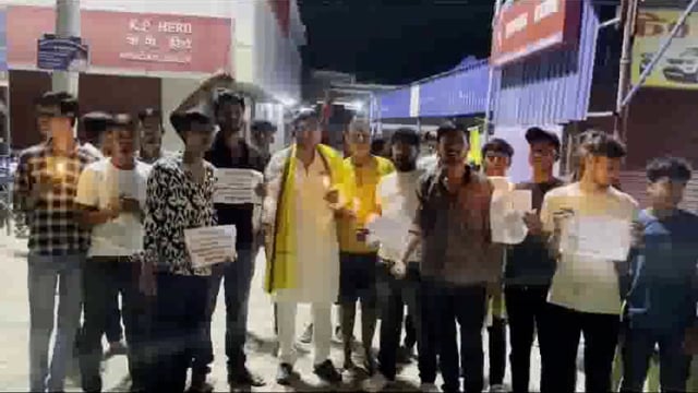 कोलकाता की ट्रेनी डॉक्टर की बलात्कार के बाद हत्या के विरोध में युवाओं ने निकाला कैंडल मार्च