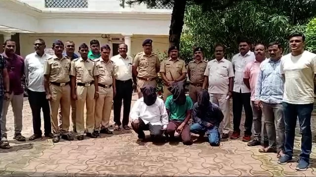 कासेगाव खुनातील आरोपी सोबत पोलीस पथक