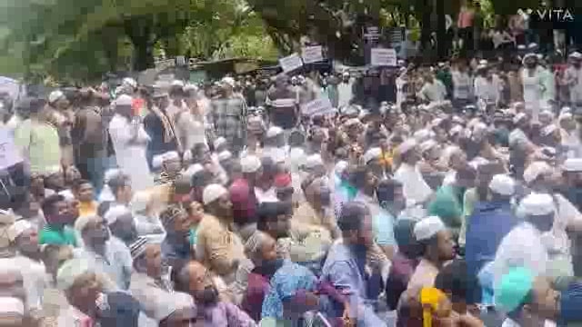 रामगिरी महाराजांच्या अटकेसाठी कोल्हापूर जिल्ह्यातील हजारो मुस्लिम यांनी जिल्हाधिकारी कार्याल यासमोर धरणे आंदोलन.