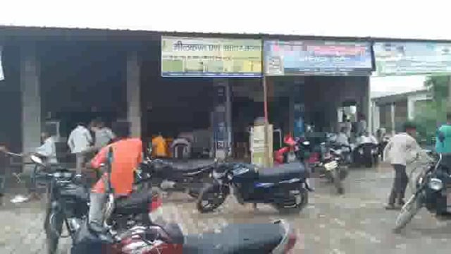 सौंख के लालपुर गांव में बड़ी चालाकी से सात दुकानों में चोरी की घटना को दिया अंजाम लाखों का सामान व नगदी को किया पार