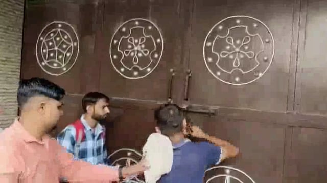 लक्सर ई एस आई सी डिस्पेंसरी पर विवादित चिकित्सक के खिलाफ आक्रोशित क्षेत्रवासियों ने की अनिश्चित कालीन तालाबंदी