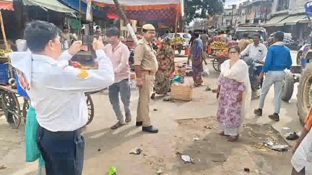 सहायक नगर आयुक्त मथुरा ने सोख रोड मंडी चौराहा गोवर्धन चौराहा पर स्थाई व अस्थाई आक्रमण के विरुद्ध चलाए अभियान