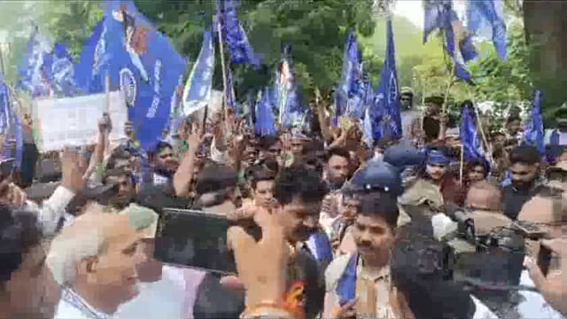 मथुरा में क्रीमी लेयर आरक्षण के विरोध में हजारो दलित उतरे सड़कों पर महामहिम राष्ट्रपति के नाम सोपा ज्ञापन