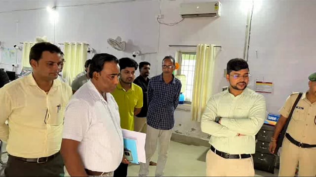 जिला पदाधिकारी ने डिजिटल लाइब्रेरी का किया निरीक्षण; प्रतियोगिता परीक्षा की तैयारी कर रहे बच्चों से ली जानकारी