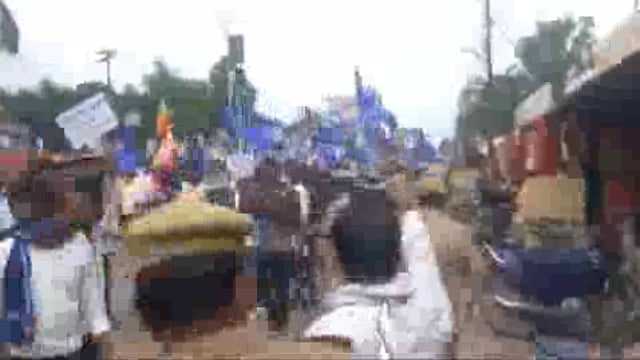 देवरिया 
➡SP संकल्प शर्मा का स्टाइल बना चर्चा का विषय
➡एसपी ने प्रदर्शनकारियों को सड़क से दौड़ाकर खदेड़ा
➡हाथ में डंडा लिए सड़क के डिवाइडर को फांद गए SP 
➡प्रदर्शनकारी दुकानों को करा रहे थे बंद