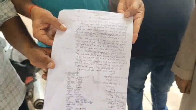 कोंच जालौन,आवारा गौवंश किसानों की फसलों को कर रहे नष्ट, पीड़ित किसानों ने एसडीएम से की शिकायत