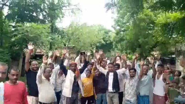 सड़क पर जल भराव को लेकर ग्रामीणों ने किया प्रदर्शन जताया विरोध जिला प्रशासन से समस्या का समाधान  की मांग।