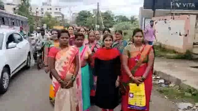 लाडकी बहीण सन्मानसाठी कोल्हापूर एस‌टी डेपोच्या 772 बसेस  महीलांना आणणे साठी बस सोबत खावु,पाणी बाटली व आरोग्य सेवा.