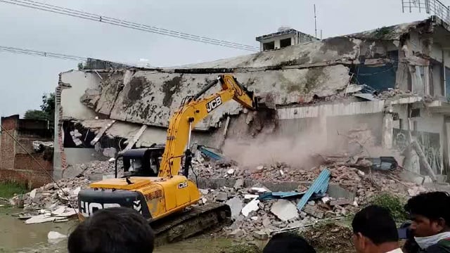 अयोध्या के भदरसा में गैंगरेप के आरोपी मोइन खान के अवैध कॉम्पलेक्स पर गरजा योगी का बुलडोजर देखें।