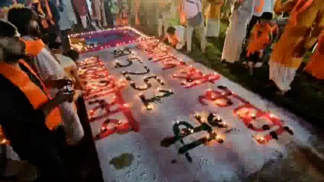 श्री कृष्ण जन्मोत्सव को लेकर देवराह बाबा घाट पर यमुना किनारे 5251 दीप प्रज्वलित किए गए