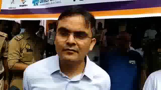 23 August ko Tahsil navabganj  Jahangirabad Mein Avadh academy school ka chhajja Girne se bacche Ghayal ho gaye th Jila Adhikari Satyendra Kumar ji AVN SP Barabanki Shri Dinesh Kumar ji donon log tatkal mauke per pahunchkar nirikshan Kiya