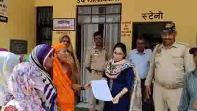 कोंच,जालौन:सफाई कर्मियों की नियुक्ति स्थानीय स्तर पर किये जाने की एस डी एम से लगाई गुहार