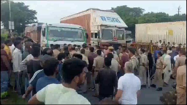 पैगांव में  दिनदहाड़े भरी पंचायत में युवक को पुरानी रंजिश में गोली मारकर उतारा मौत के घाट।