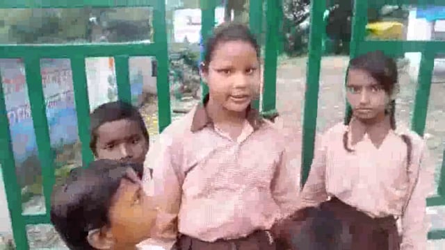 प्राथमिक विद्यालय नौवानार में नौ बजे तक लटकता मिला ताला, बच्चें गेट के बाहर इंतजार करते मास्टर का