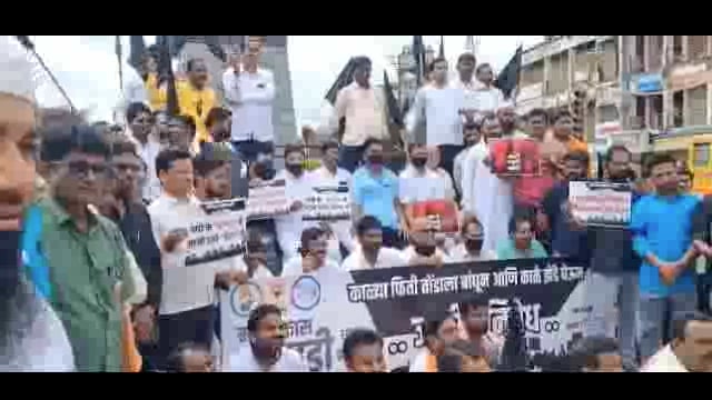 बदलापूर घटनेचा छत्रपती शिवाजी महाराज चौकात महाविकास आघाडीचा काळ्या फिती लावून केला निषेध