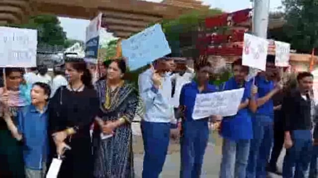  कोलकता में एक बेटी के साथ सामूहिक बलात्कार को लेकर मानव श्रृंखला बनाकर विरोध किया और सजाये मौत की मांग की