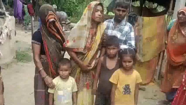 कच्चा मकान गिरने से गरीब परिवार मलवे में दबा, पड़ोसियों ने बचाई जान