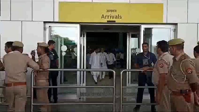 Loksabha vipaksh ke Neta Rahul Gandhi pahunche Prayagraj airport congressiyon ne kiya jordar Swagat