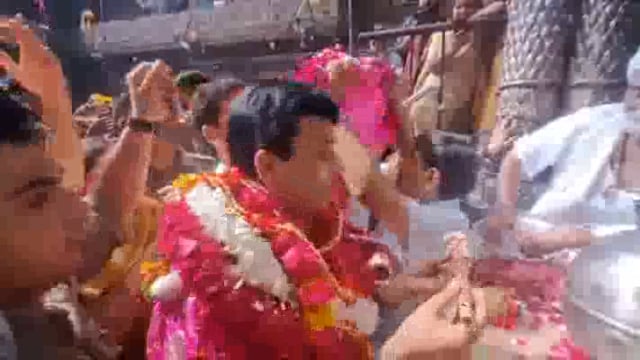 अंतरराष्ट्रीय कवि डॉक्टर कुमार विश्वास पहुंचे वृंदावन ठाकुर बांके बिहारी जी के किए दर्शन