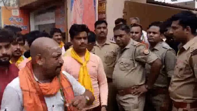 राष्ट्रीय शरण परिषद के सैकड़ो कार्यकर्ताओं ने इंद्रदेव महाराज के आश्रम का घेराव कर की नारेबाजी।