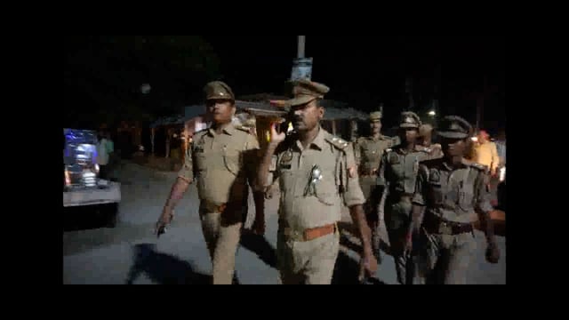 अम्बेडकर नगर जिले के आलापुर थाना क्षेत्र  डगडगवा चौक पर पैदल गस्त कर रहे हैं 
आलापुर के थानाध्यक्ष फोर्स सहित ‌