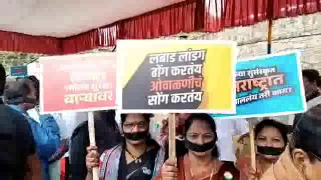 इंडिया आघाडी वतीने ऐतिहासिक बिंदू चौकात तोंडाला काळी रिबन बांधून भाजपच्या विरोधात बदलापूर हत्या बाबत निषेध व्यक्त केला.