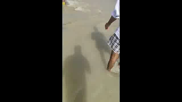 थरथरी में ड्राइवर्सन पुल के ऊपर दो फिट पानी बह  रहा है। हिलसा और बिहार आने जाने मे कठिनाई हो रही है 