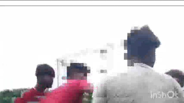 मोतीगंज रेलवे क्रॉसिंग के पास रास्ता जा रहे युवक को दबंगों ने जमकर पीटा, वीडियो सोशल मीडिया पर हुआ वायरल जांच में जुटी पुलिस।