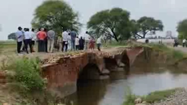 कोंच एट मार्ग पर क्षतिग्रस्त  नून नदी के पुल का जिलाधिकारी ने किया निरीक्षण टूटी पुलिया के निर्माण करने के दिये निर्देश