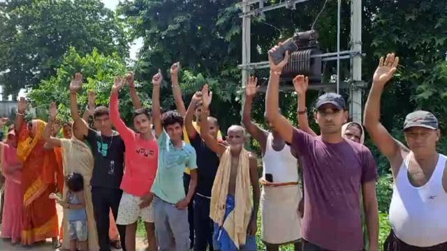 जर्जर तार रहते हुए रिपेयरिंग ट्रान्सफरमर लगाने व जल जाने से ग्रामीण परेशान 
