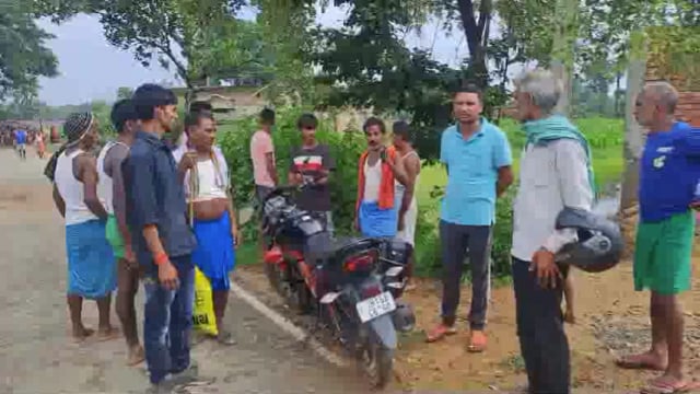 मोटरसाइकिल की ठोकर से कोचिंग सेंटर में पढ़कर आ रहे छात्र जख्मी 