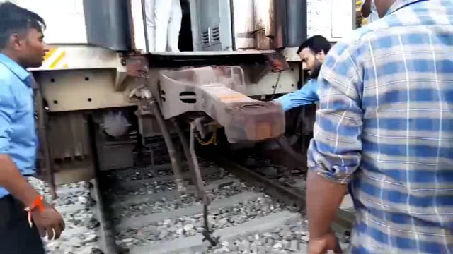 बिजनौर,, ,,
किसान एक्सप्रेस दो हिस्सों में बंट गई,एसी कोच की कपलिंग अचानक टूट गई और आगे के डिब्बे इंजन के साथ चार किलोमीटर आगे निकल गए,
हालांकि जान माल का कोई नुकसान नहीं हुआ