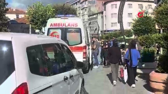 Annesiyle yolda yürüyen adamı sırtından bıçakladı