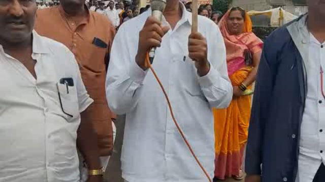 कडेगांव येथे छ.शिवाजी महाराज चौकात पाणी संघर्ष समितीचे  डि एस देशमुख व कार्यकर्ते आमरण उपोषणास जाताना.